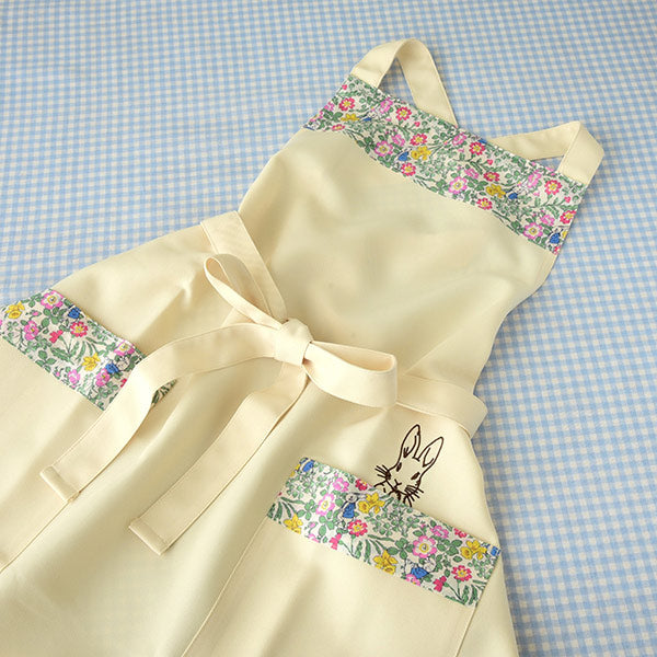 LIBERTY×ピーターラビット(TM) ガーデンカフェ刺繍エプロン (ガーデンピンク)