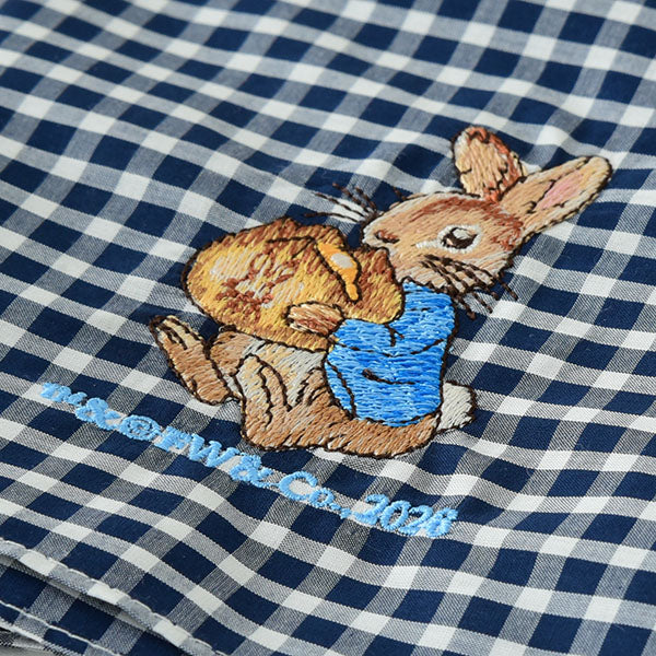ピーターラビットTMガーデンカフェ刺繍ハンカチ ネイビーチェック